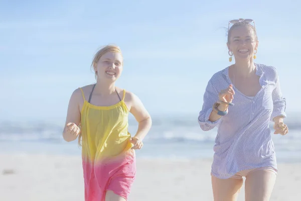 Glücklich Moderne Mutter Und Kind Strand Laufen — Stockfoto