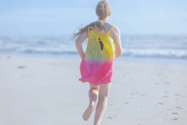 Смотрят Современного Подростка Пляже Красочном Платье Бег — стоковое фото