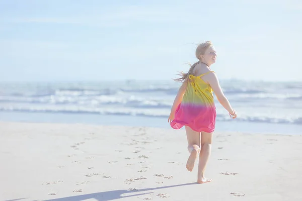 Портрет Счастливой Современной Девушки Пляже Красочной Одежде — стоковое фото
