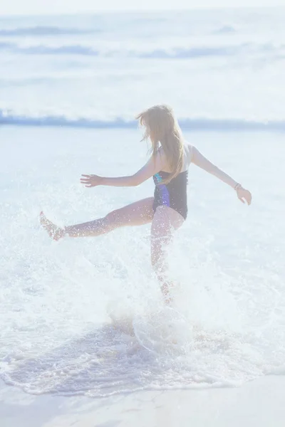 Sahilde Mayo Giymiş Modern Bir Çocuk Eğleniyor — Stok fotoğraf
