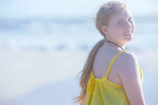 Lächelndes Modernes Mädchen Strand Buntem Kleid — Stockfoto