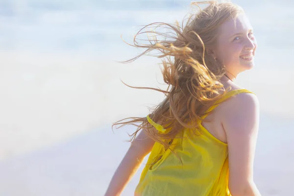 Усміхнений Сучасний Підліток Пляжі Барвистій Сукні Розважається Час — стокове фото