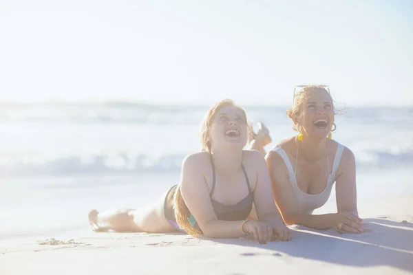 Šťastný Stylový Matka Dospívající Dcera Plavkách Ležící Pláži — Stock fotografie