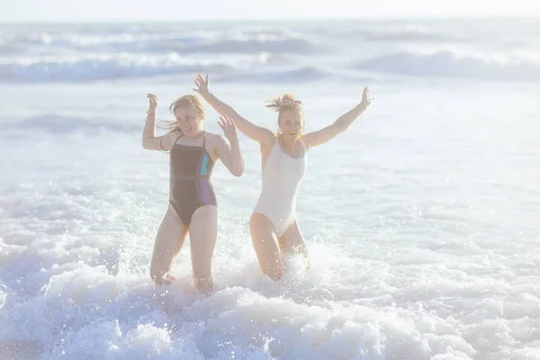 Glücklich Moderne Mutter Und Kind Strand Badebekleidung Spaß Haben — Stockfoto
