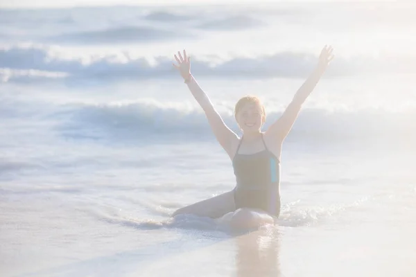 Šťastný Moderní Dospívající Pláži Plavkách Radovat — Stock fotografie