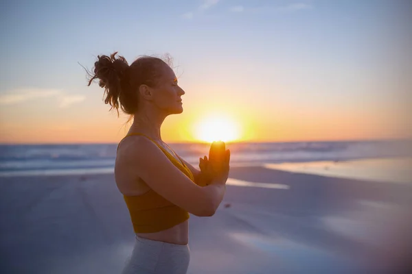 Entspannt Fitte Joggerin Sportkleidung Strand Beim Meditieren Bei Sonnenuntergang — Stockfoto