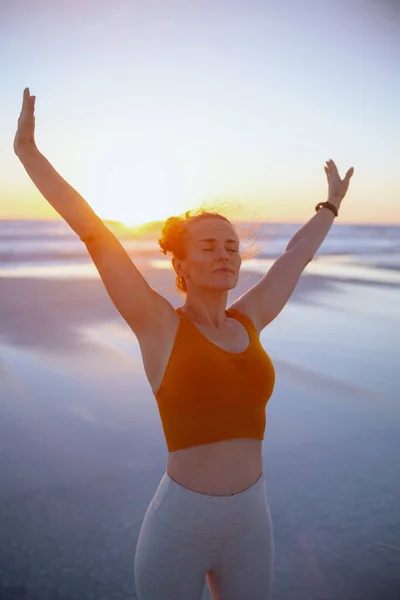 Aktiv Kvinna Jogger Fitness Kläder Stranden Vid Solnedgången Glädje — Stockfoto