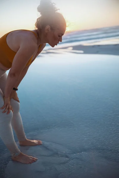 Unavená Zdravá Žena Běžec Sportovním Oblečení Pláži Při Západu Slunce — Stock fotografie