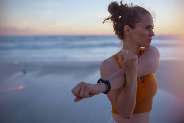 Fit Žena Běžec Sportovním Oblečení Fitness Tracker Pláži Při Západu — Stock fotografie