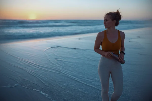 Zdravá Žena Běžec Fitness Oblečení Lahví Vody Pláži Při Západu — Stock fotografie