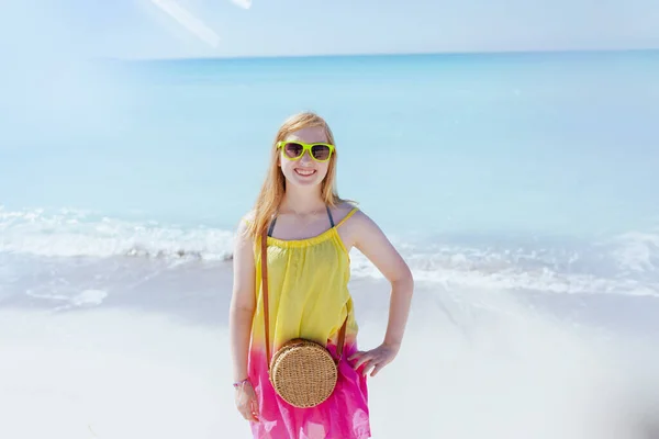 Щаслива Сучасна Дитина Сонцезахисних Окулярах Пляжі Барвистій Сукні — стокове фото