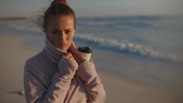 Elegante Vrouw Gezellige Trui Met Kopje Koffie Het Strand Avond — Stockvideo