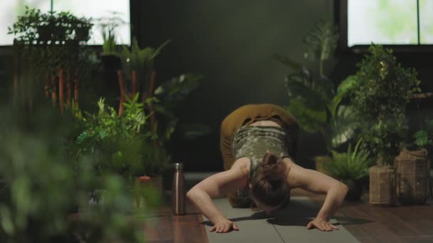 Modern Medelålders Hemmafru Med Yogamatta Gör Yoga Det Moderna Gröna — Stockvideo
