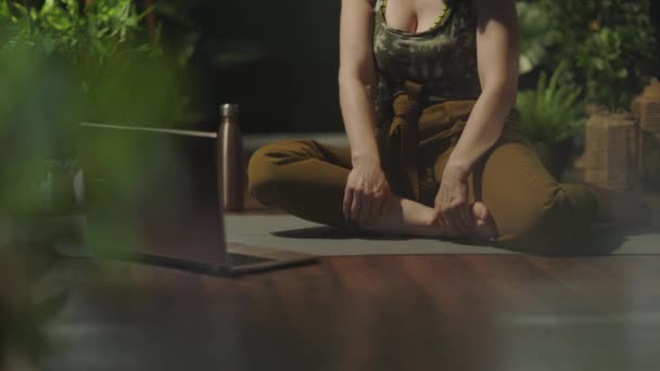 Szoros Kép Egy Nőn Laptoppal Jógázik Zöld Házban — Stock videók