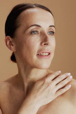 modern kadın bej arka planda izole poz.