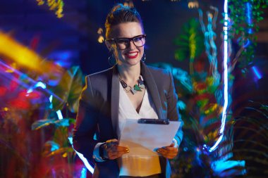 Gülümseyen modanın portresi 40 yaşında, metaverse panosu olan bir iş kadını..