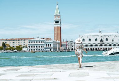 San Giorgio Maggiore Adası 'nda şık giyinen, şapka takan, şık bir kadının arkasında görülmüş..