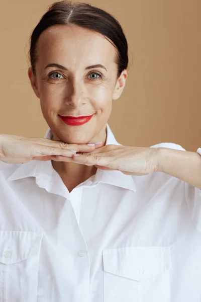 Glimlachende Moderne Vrouw Wit Shirt Geïsoleerd Beige Achtergrond — Stockfoto
