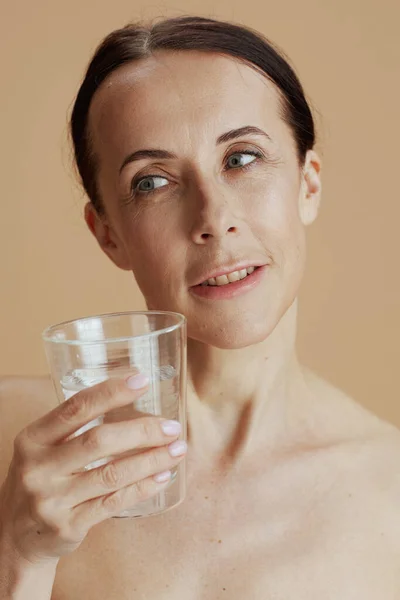 Nowoczesna Kobieta Szklanką Wody Pigułką Beżu — Zdjęcie stockowe
