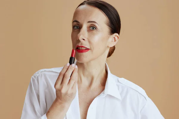 Moderne Vrouw Van Middelbare Leeftijd Met Rode Lippenstift Wit Shirt — Stockfoto