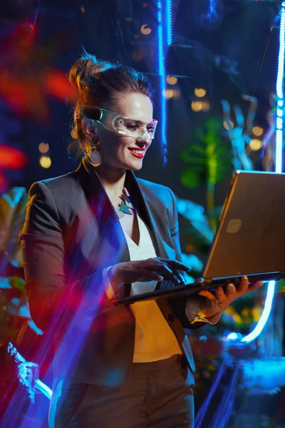 Leende Snygg Medelålders Affärskvinna Med Futuristiska Glasögon Och Laptop Metavers — Stockfoto