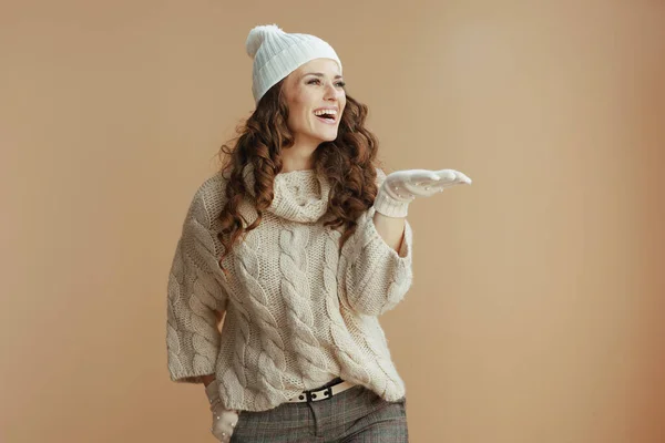 Olá Inverno Sorrindo Mulher Elegante Camisola Bege Mitenes Chapéu Apresentando — Fotografia de Stock