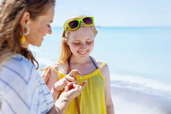 Happy Stylish Mother Child Sunscreen Beach — Stock Photo, Image