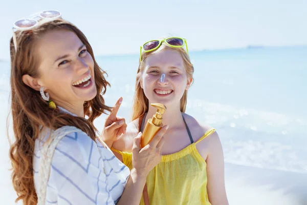 Feliz Madre Moderna Hija Adolescente Playa Aplicando Spf —  Fotos de Stock