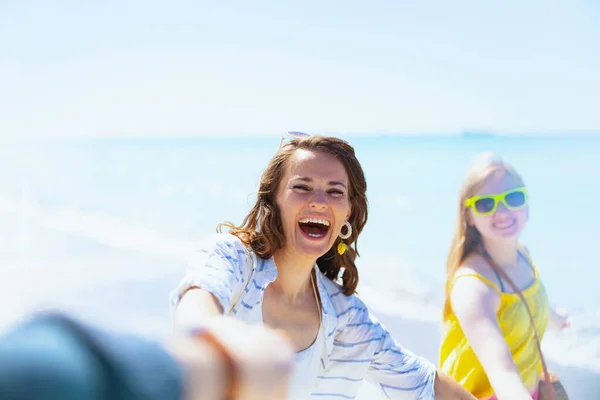 Sorrindo Mãe Moderna Filha Adolescente Praia Andando — Fotografia de Stock
