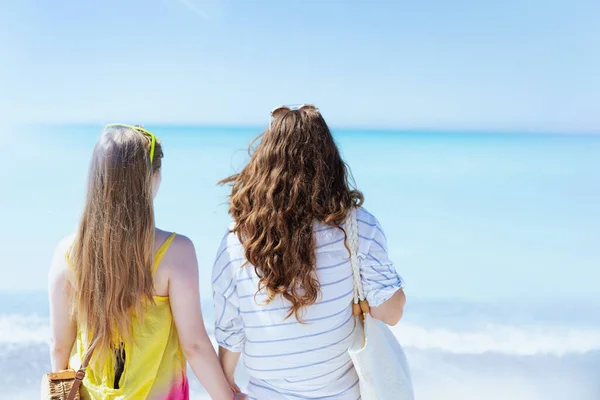 아름다운 어머니와아이 뒤에서 바라보며 해변을 바라보는 — 스톡 사진