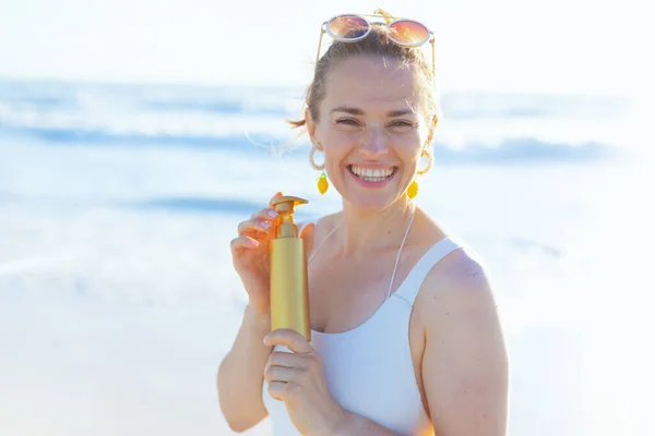 Retrato Mujer Elegante Feliz Ropa Playa Blanca Playa Usando Spf —  Fotos de Stock