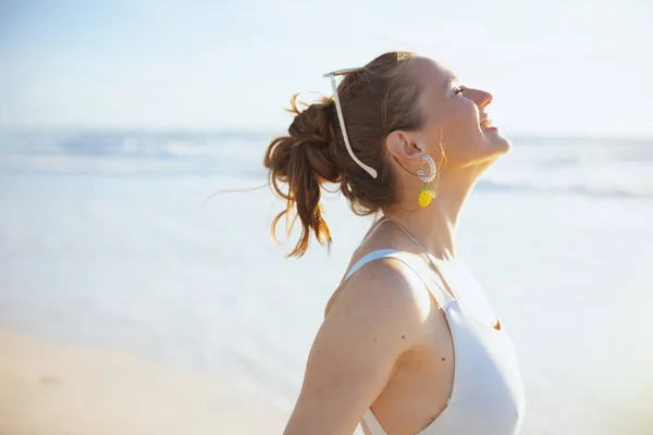 Sonriente Mujer Moderna Ropa Playa Blanca Playa Relajante —  Fotos de Stock