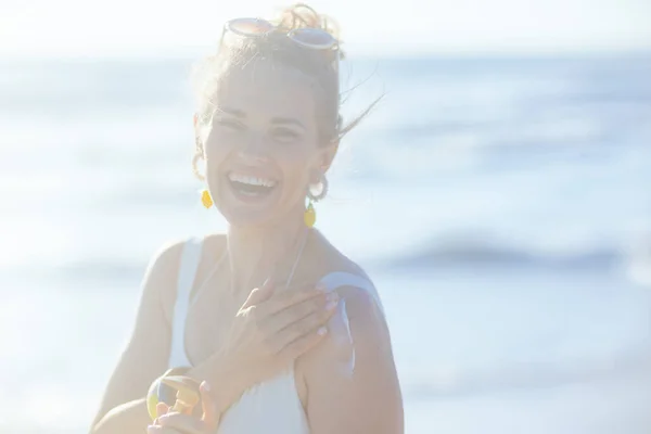 Porträtt Lycklig Elegant Kvinna Vita Badkläder Stranden Med Solskyddsmedel — Stockfoto