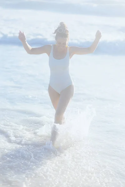 Полный Портрет Счастливой Стильной Летней Женщины Белых Купальниках Пляже Развлекающейся — стоковое фото