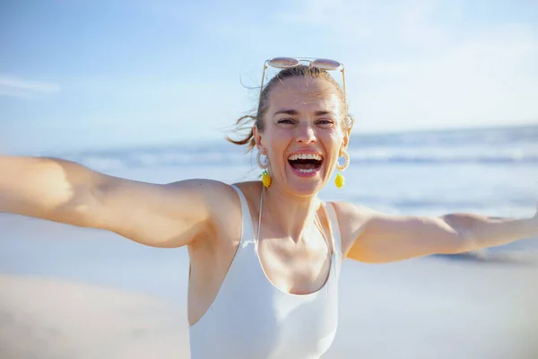 Χαμογελαστή Σύγχρονη 40Χρονη Γυναίκα Λευκό Μαγιό Στην Παραλία Διασκεδάζοντας — Φωτογραφία Αρχείου