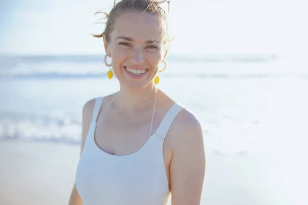 ビーチでの白い水着で幸せな現代女性の肖像 — ストック写真