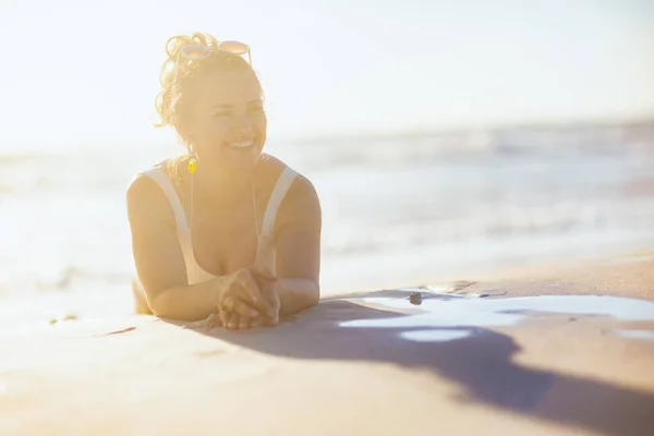 Χαρούμενη Μοντέρνα Γυναίκα Λευκό Μαγιό Ξαπλωμένη Στην Παραλία — Φωτογραφία Αρχείου