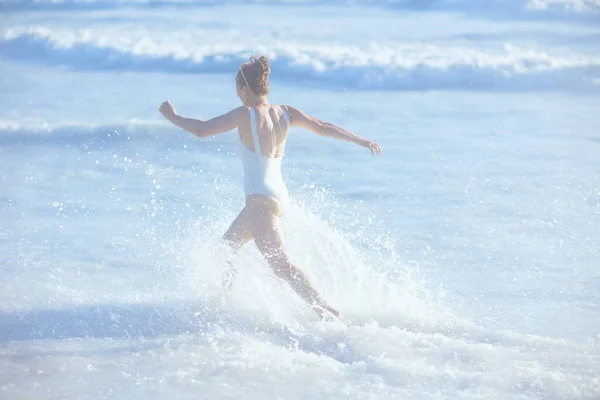 ビーチで白いビーチウェアを着た現代の女性の後ろから見た楽しい時間 — ストック写真