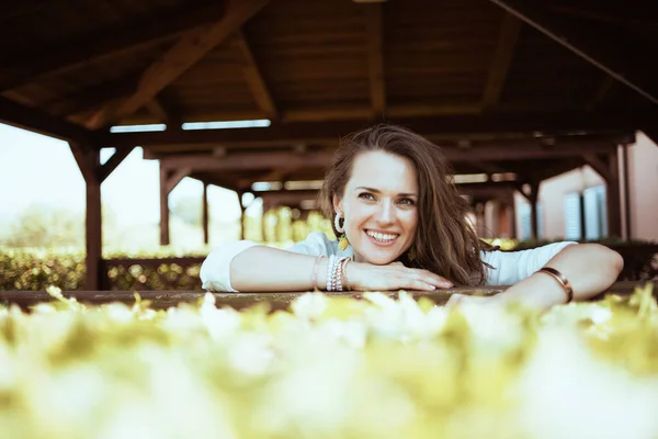 Çiftlikte Beyaz Gömlekli Mutlu Modern Kadını — Stok fotoğraf