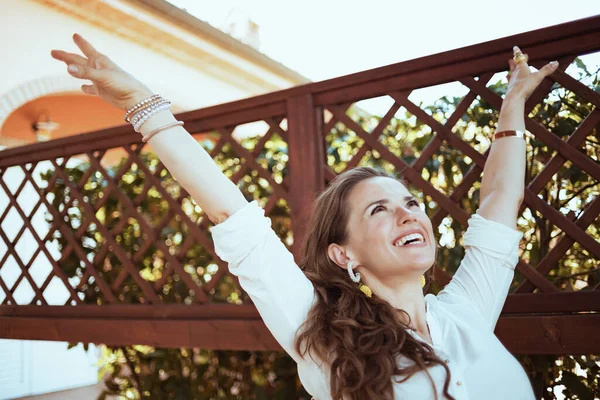 Konuk Evi Otelinin Terasında Beyaz Tişörtlü Mutlu Yaşında Bir Kadın — Stok fotoğraf