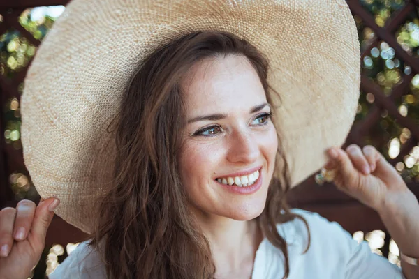 Ευτυχισμένη Σύγχρονη Μεσήλικη Γυναίκα Λευκό Πουκάμισο Καπέλο Στη Βεράντα — Φωτογραφία Αρχείου