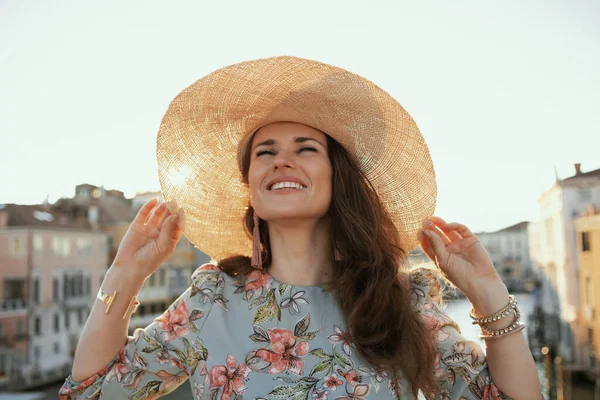 Rilassata Donna Moderna Abito Floreale Con Cappello Sul Ponte Dell — Foto Stock