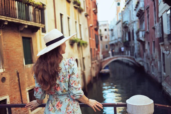 Сзади Модная Женщина Цветочном Платье Шляпой Осмотр Достопримечательностей Венеции Италия — стоковое фото