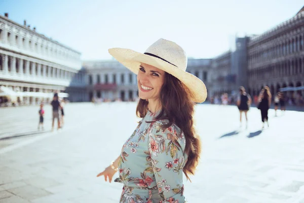 幸せな現代女性の花のドレスの帽子で観光スポットを探索サンマルコ広場でヴェネツィア イタリア — ストック写真