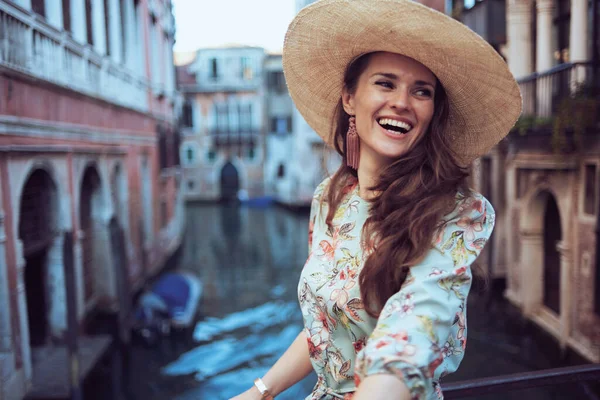 Gelukkig Trendy Vrouw Bloemenjurk Met Hoed Verkennen Attracties Venetië Italië — Stockfoto