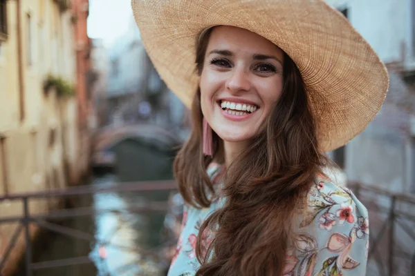 Retrato Feliz Moderna Turista Solo Mulher Vestido Floral Com Chapéu — Fotografia de Stock