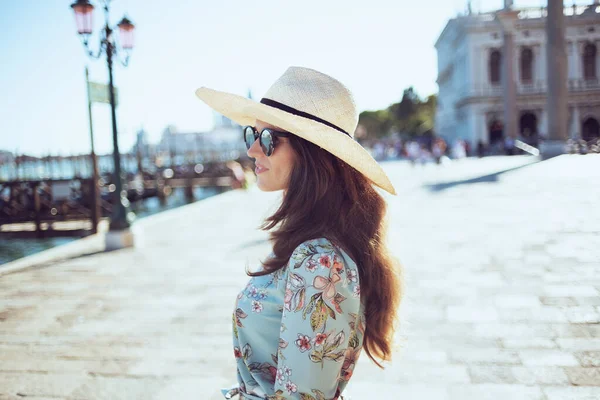 Lächelnde Moderne Solotouristin Floralem Kleid Mit Sonnenbrille Und Hut Auf — Stockfoto