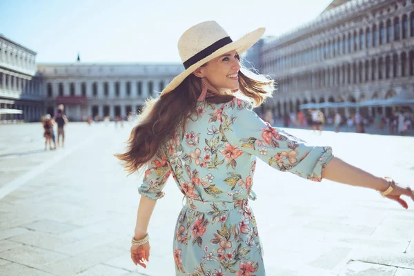 Çiçekli Elbiseli Mutlu Gezgin Kadın Venedik Talya Daki Piazza San — Stok fotoğraf