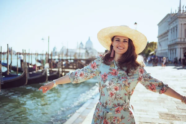 Sonriente Mujer Moda Vestido Floral Con Sombrero Teniendo Excursión Terraplén —  Fotos de Stock