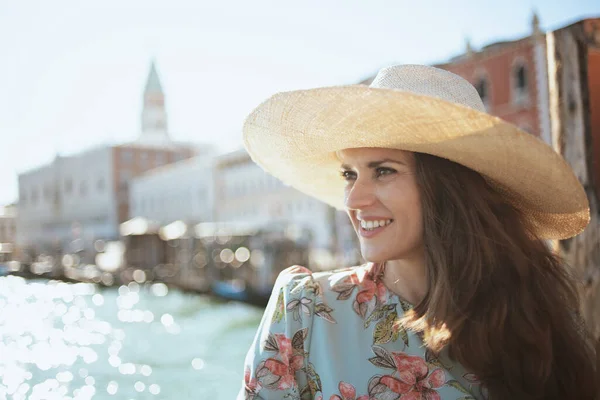 Feliz Moderna Turista Solo Mulher Vestido Floral Com Chapéu Sightseeing — Fotografia de Stock